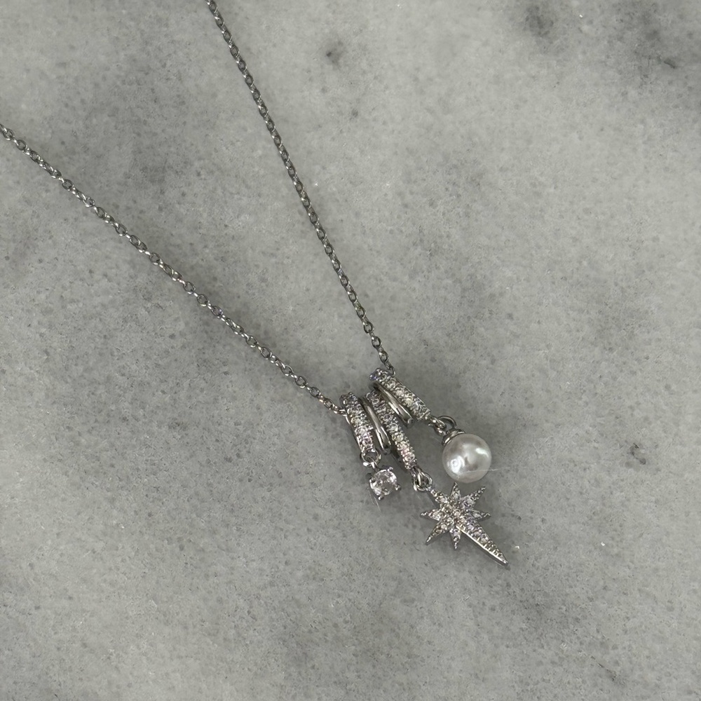 Silver Star Burst Crystal Pearl Charm Necklace
Brand New
Stainless Steel - Picture 1 of 4
